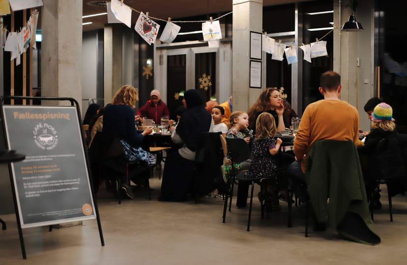 Fællesspisning i Café Mors Varme Hænder